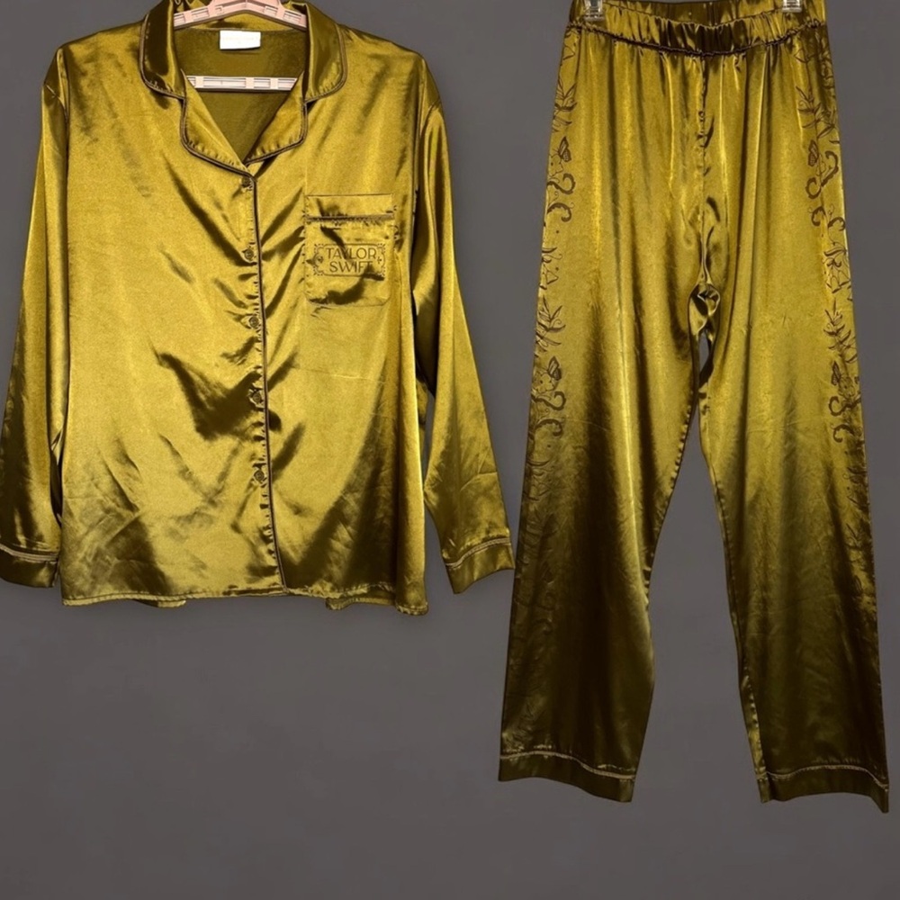 Taylor Swift Fearless Satin Pajama Set. 
Gold Women's size Large